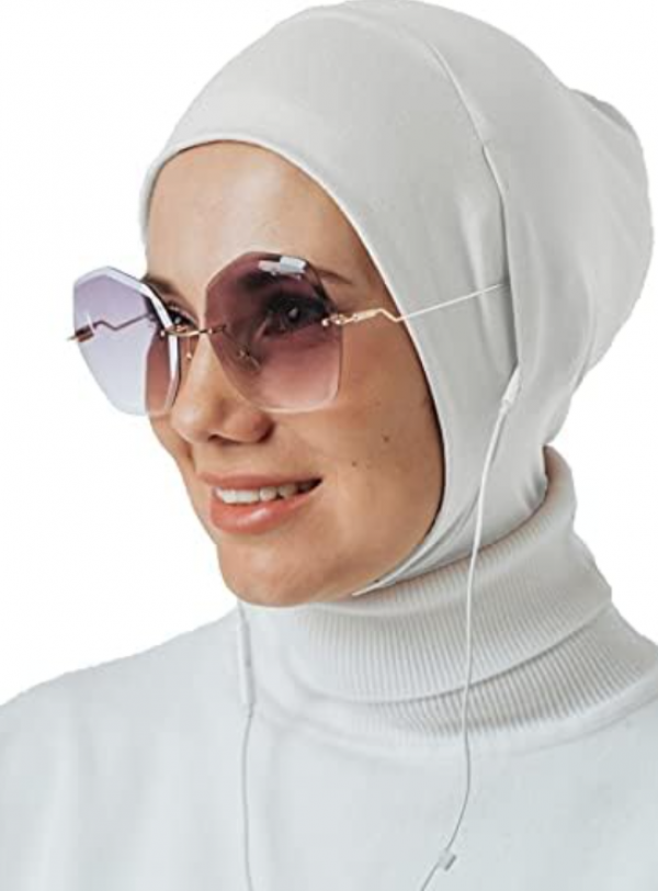 Kacamata sporty yang cocok dengan hijab